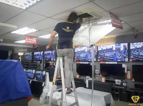 Aircon Hero technician at work โ ac service in Klang Valley